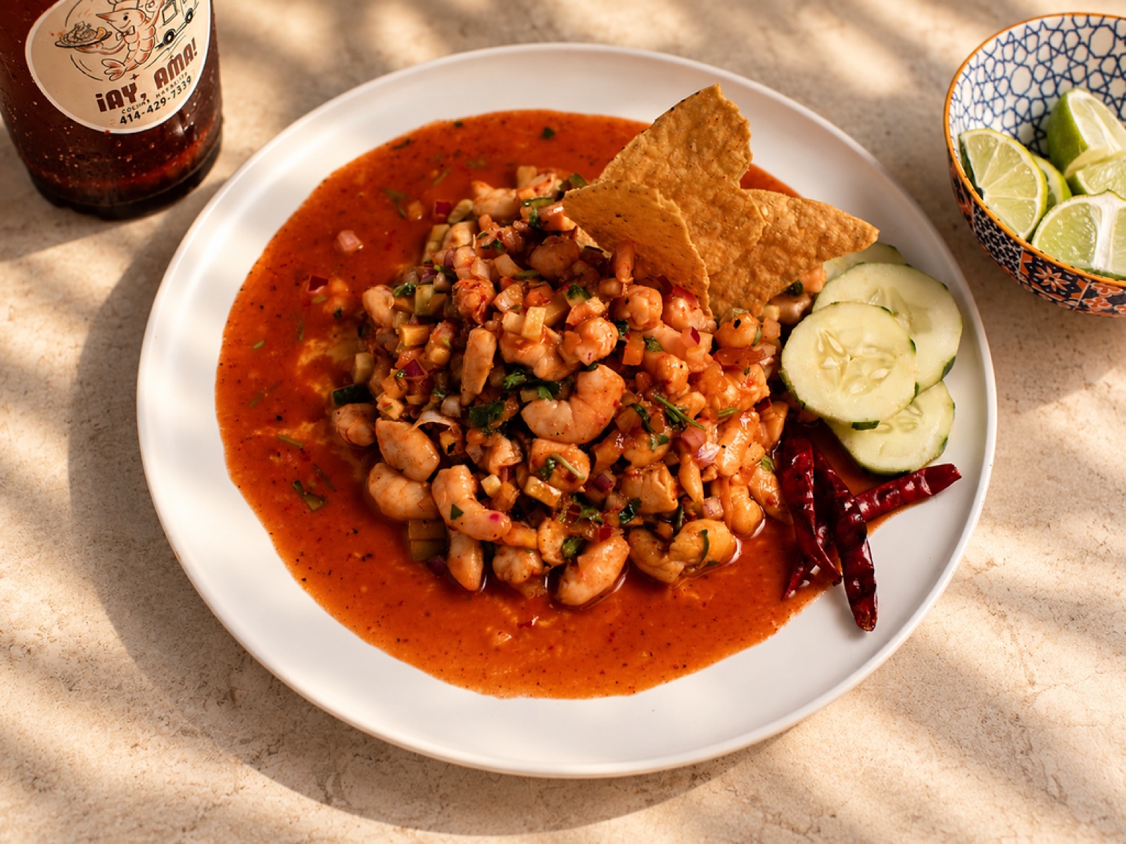 Ceviche rojo con tostadas y chiles secos