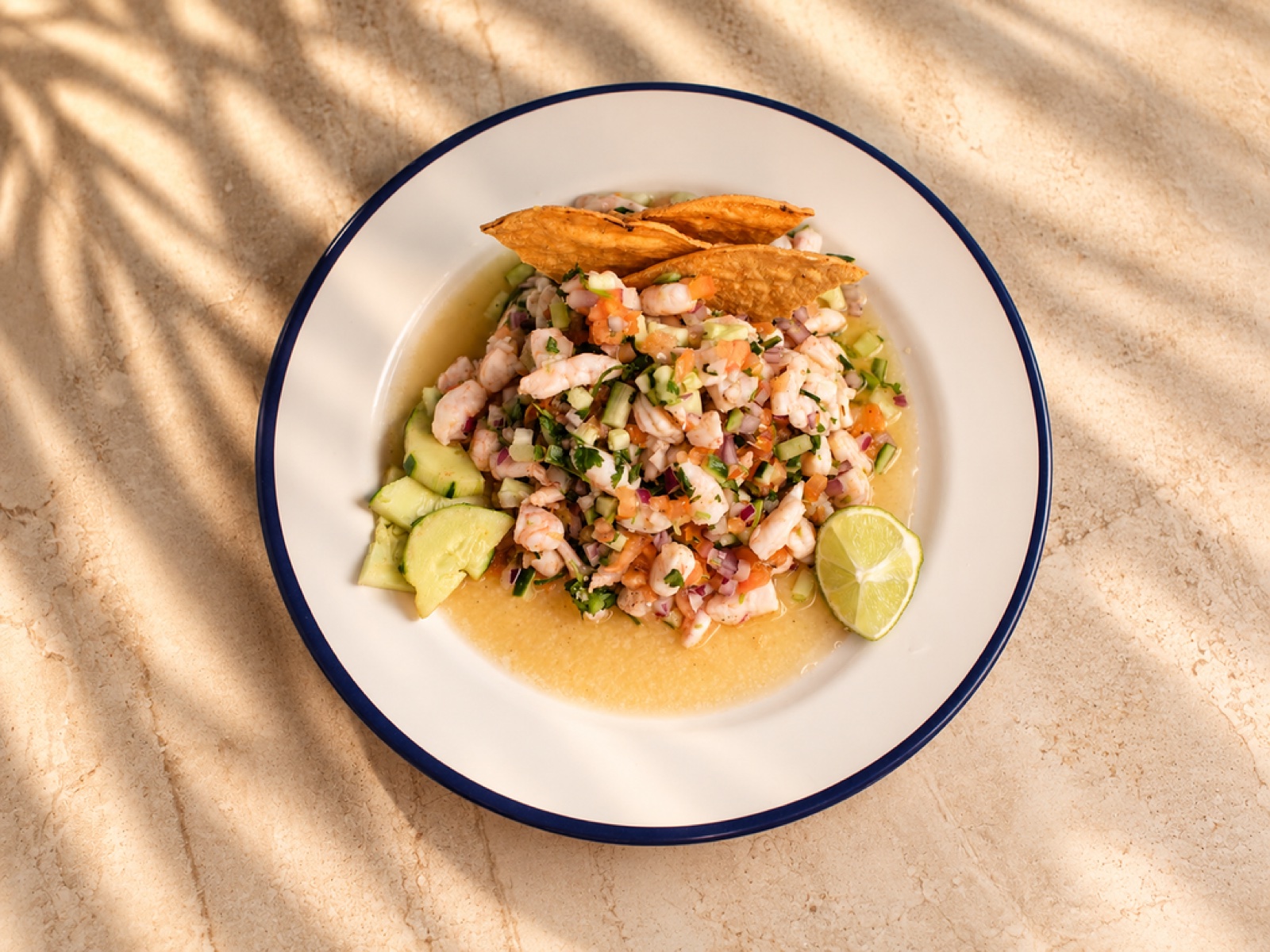 Ceviche tradicional con tostadas y limón