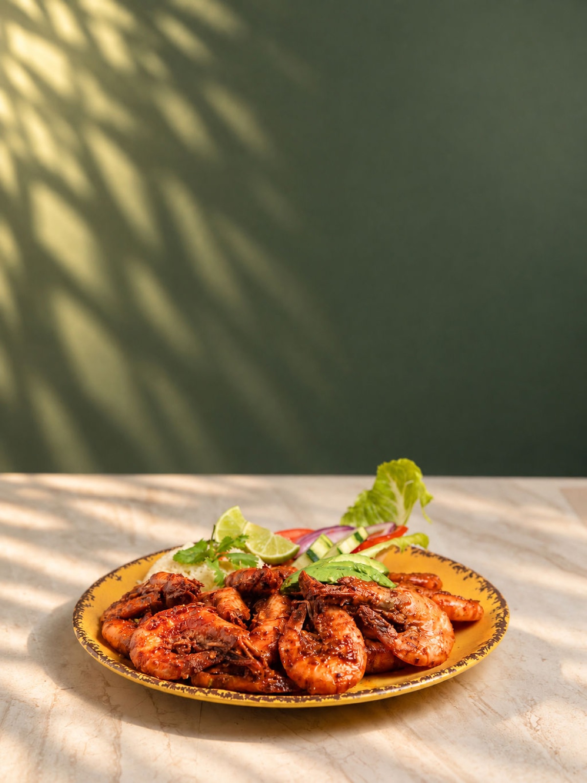 Camarones a la cucaracha en plato amarillo