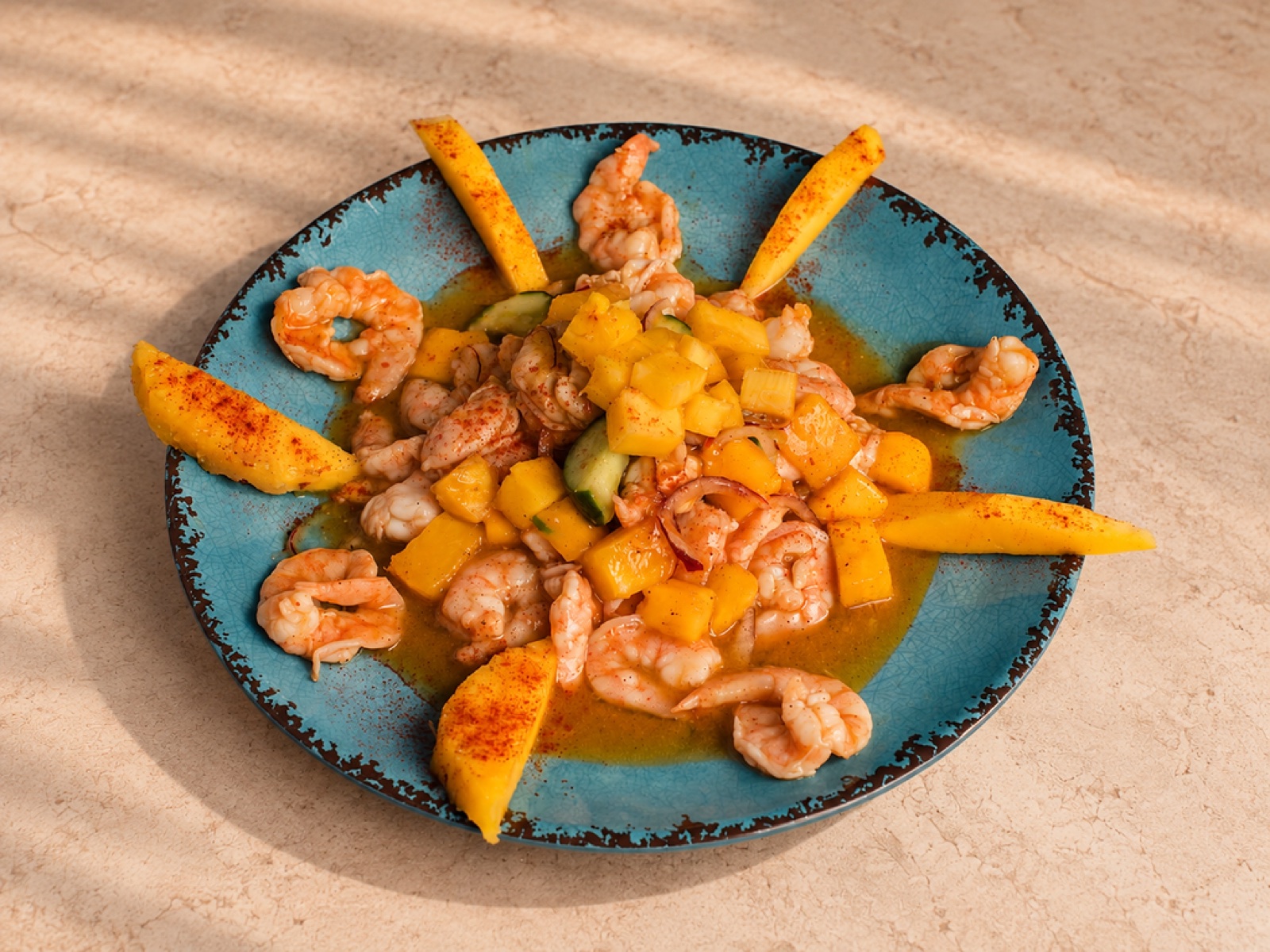 Aguachile de mango habanero en plato azul