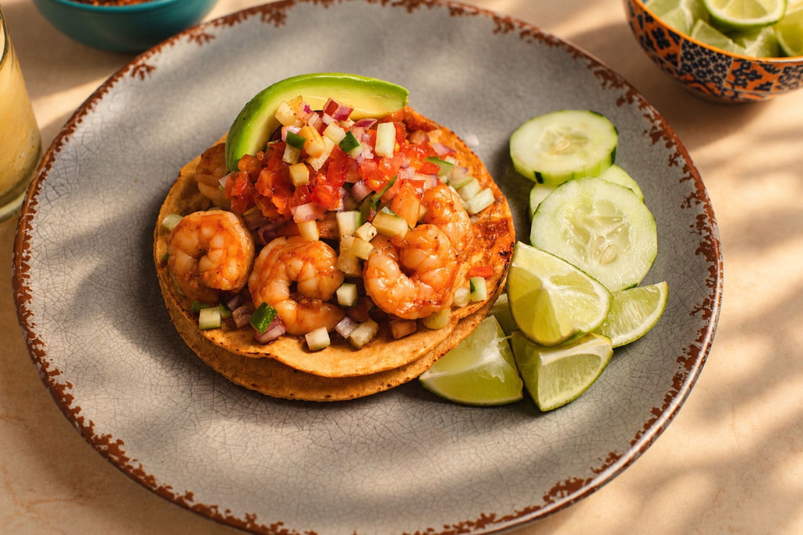 Tostada de camarón salteado con aguacate